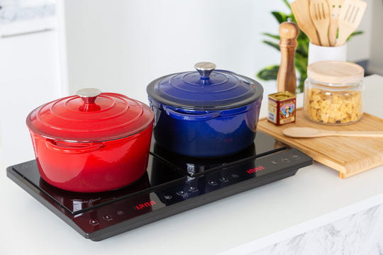 Double induction cooker with 2 plates and digital display, featuring red and blue pots, ideal for versatile and quality cooking.