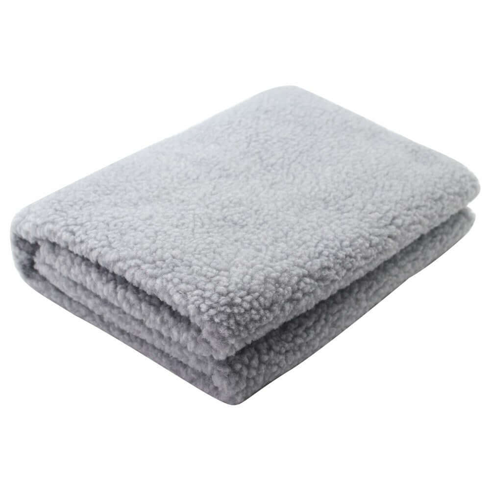 Soft grey fleece pet blanket, perfect for dogs and cats, cozy and washable, ideal for beds or furniture, 1x1M.