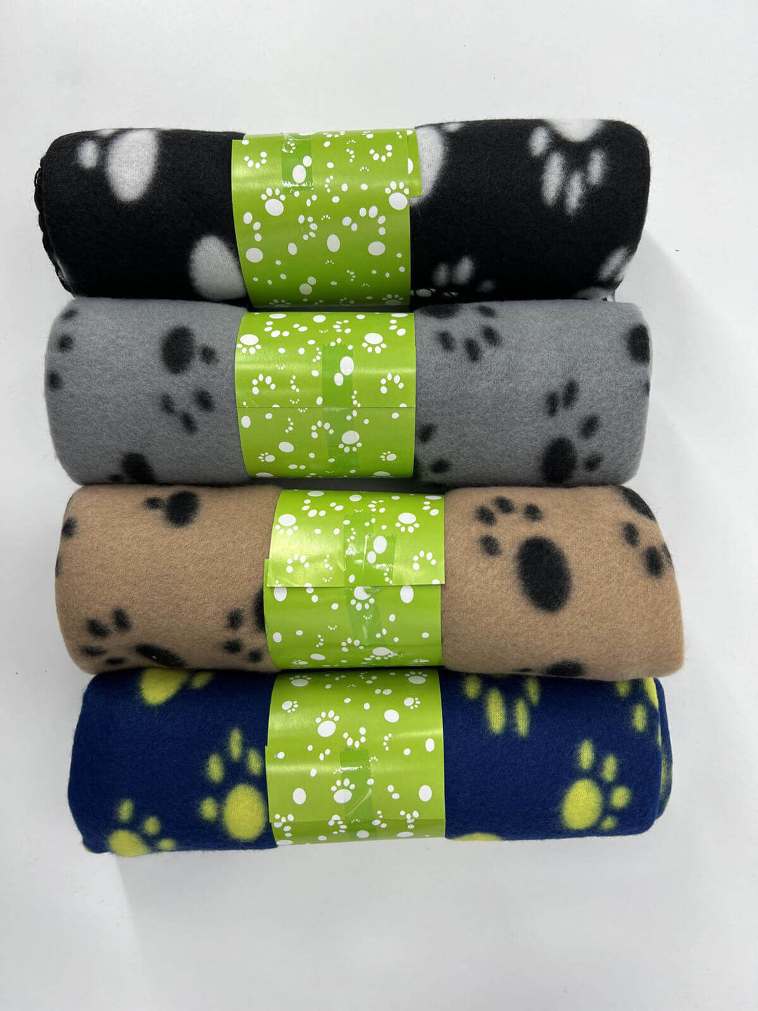 YES4PETS pet blankets in four colors with paw prints, soft fleece, ideal for dogs and cats, washable and cozy.