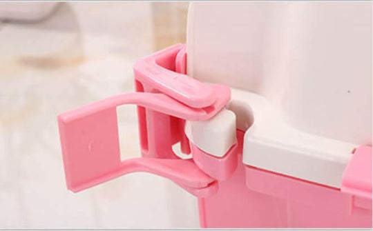 Close-up of YES4PETS pink pet carrier latch, showcasing quality, lightweight design. Perfect for small dogs and cats.