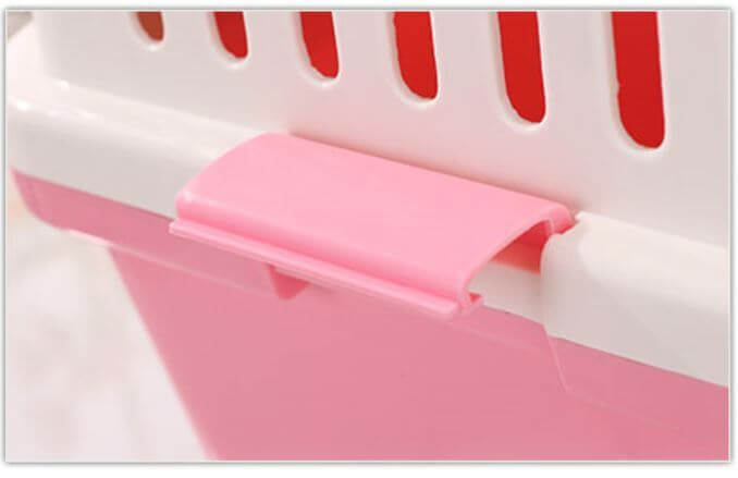 Close-up of YES4PETS pink pet carrier latch, highlighting quality design and affordable style for small pets.