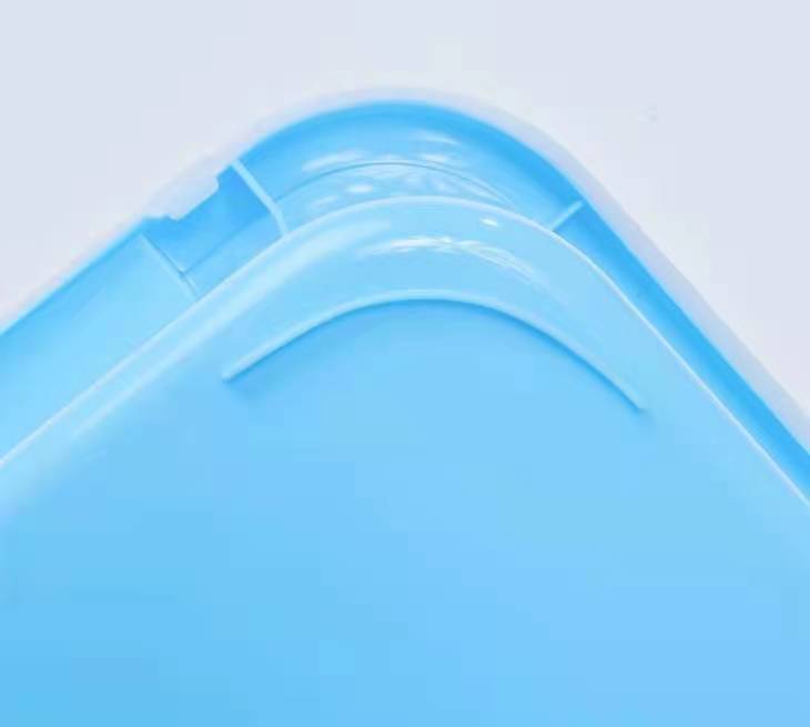 Close-up view of the corner design of the YES4PETS blue litter tray, showcasing quality craftsmanship and durable plastic material.