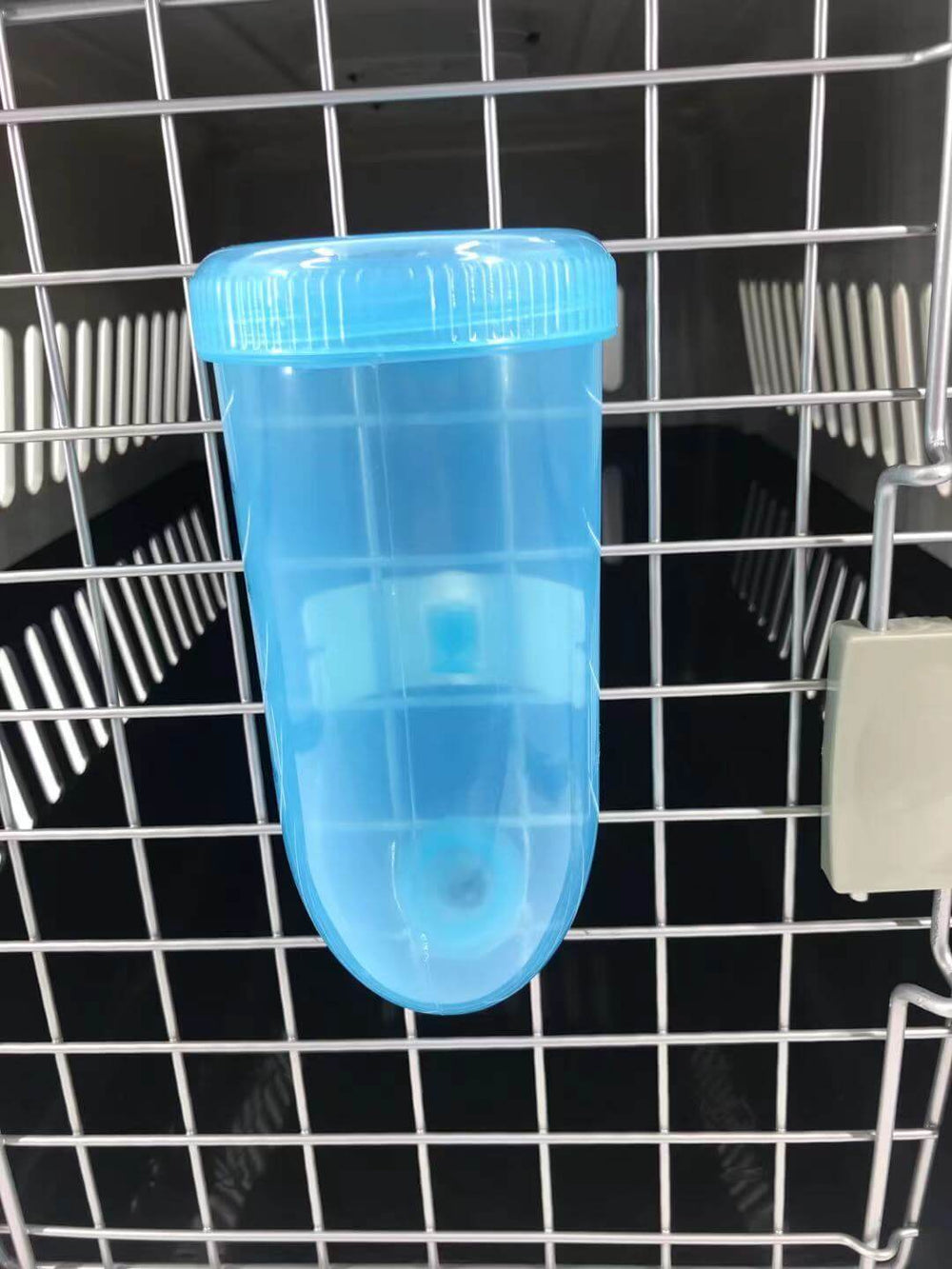 YES4PETS blue hanging water bottle for small animals, perfect for easy hydration and convenience.