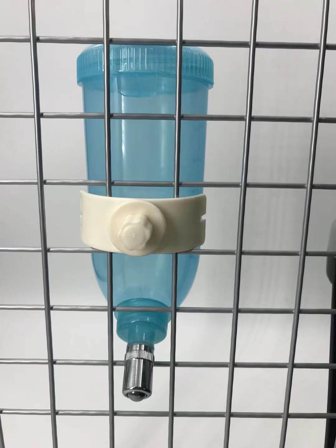 YES4PETS blue water bottle hanging dispenser for small animals, convenient and practical water source.