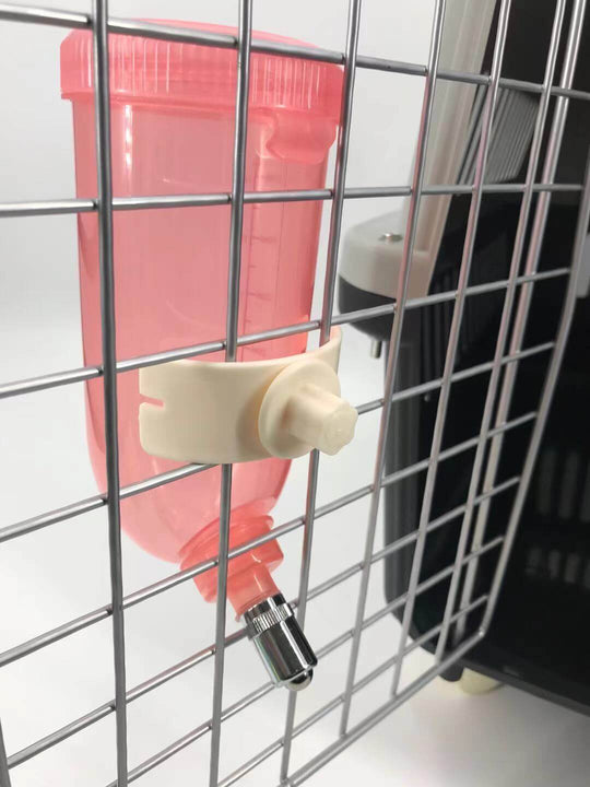 YES4PETS 500ml pink water bottle for pets hanging on a wire crate, ideal for rabbits, guinea pigs, and small animals.