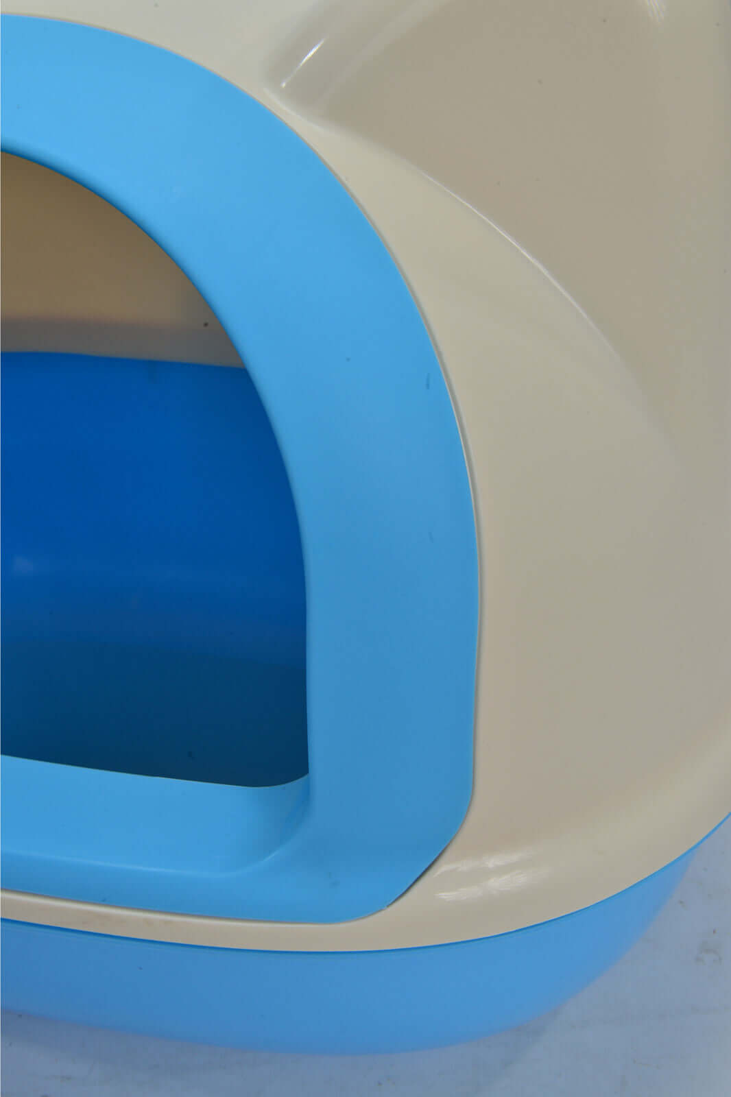 Blue and beige hooded cat litter box with easy access opening, designed for privacy and minimal litter scatter.