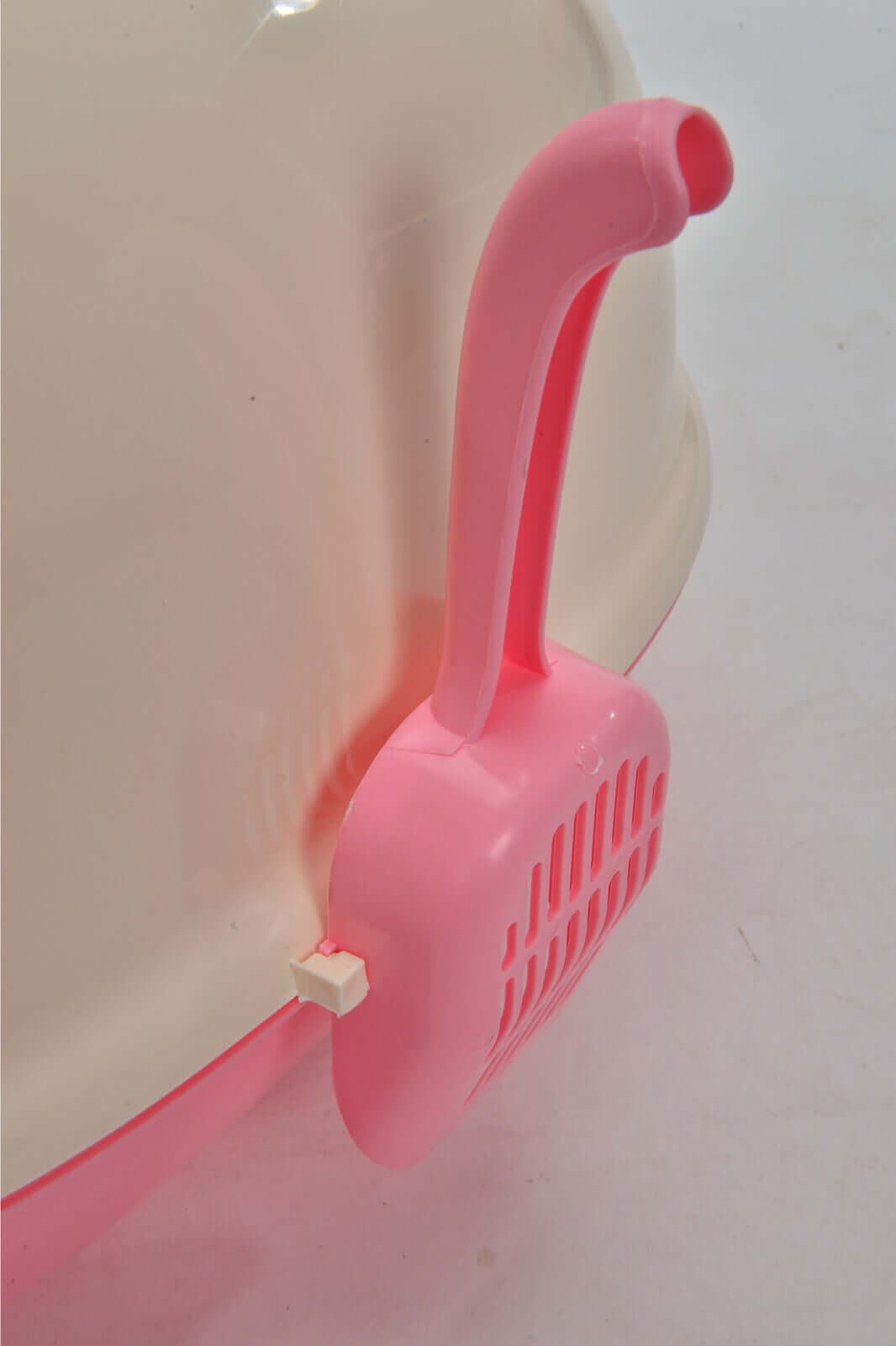 Close-up of the pink scoop and handle on the YES4PETS hooded cat litter box, highlighting its user-friendly design.