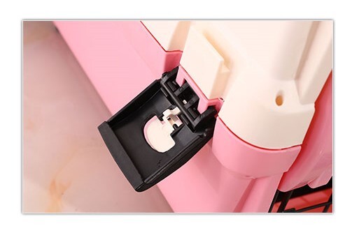 Close-up of the pink YES4PETS portable pet carrier door lock mechanism, featuring a sturdy and durable design for safety.