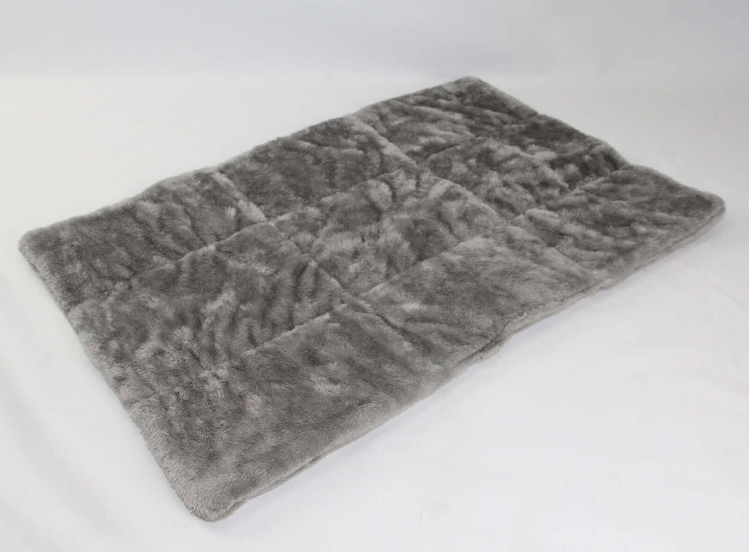 Soft gray pet mat for comfort and warmth, ideal for dogs and cats. Durable and easy to clean.