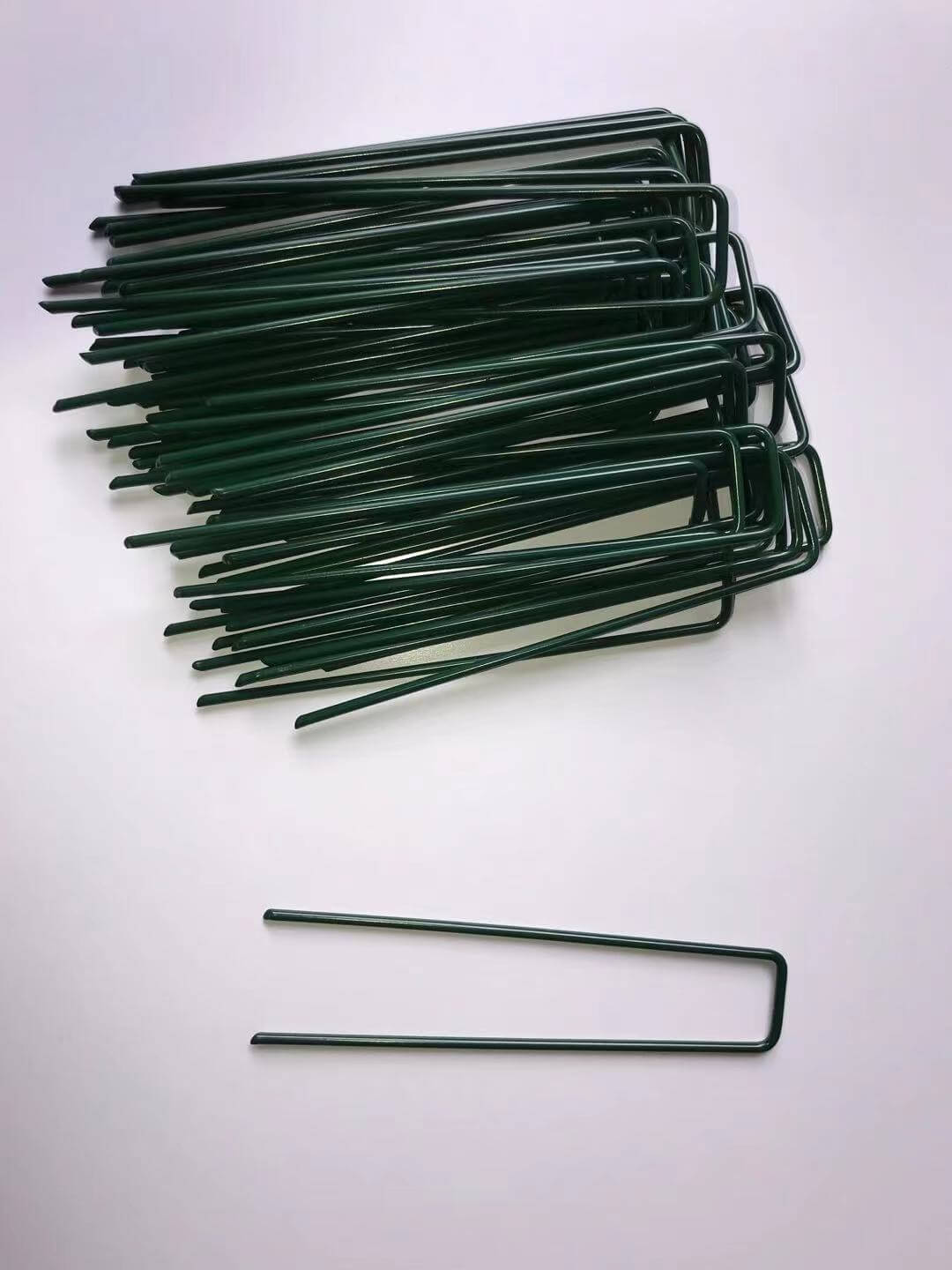 Affordable 150 synthetic grass pins for securing fake turf, ideal for DIY landscaping projects and lawn maintenance.