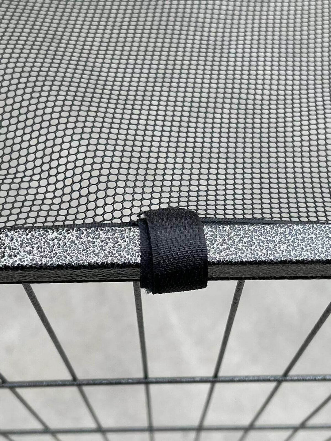 Close-up of the mesh cover attachment for the YES4PETS pet playpen, showcasing quality design and secure fit.