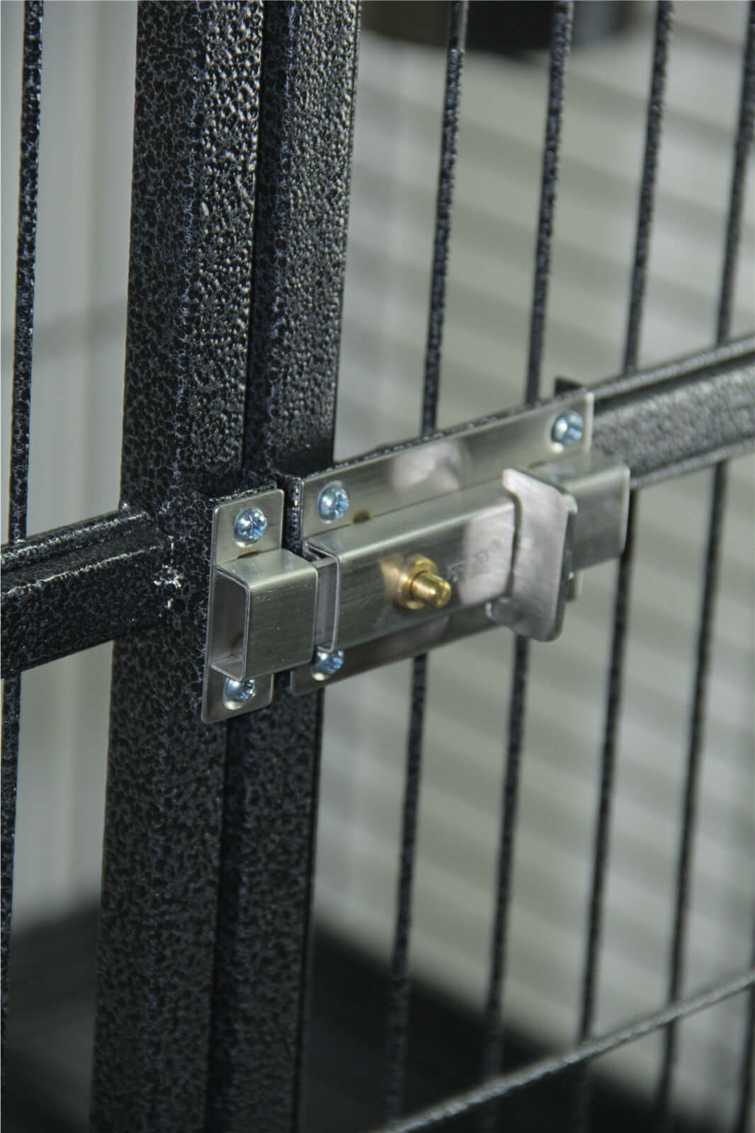 Close-up of secure metal lock on YES4PETS bird cage, ensuring safety and durability for pet birds.