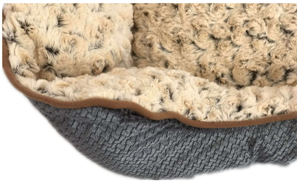 Large grey pet bed cushion featuring ultra-soft fleece interior for dogs and cats, combining quality and comfort.