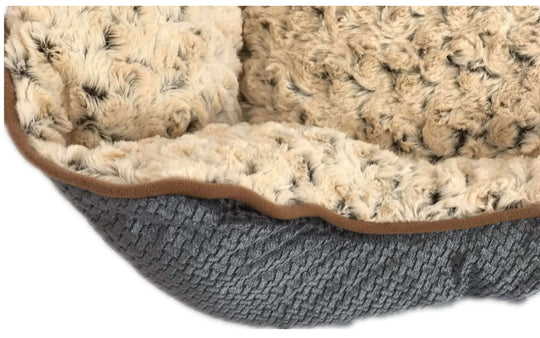 Large grey pet bed cushion featuring ultra-soft fleece interior for dogs and cats, combining quality and comfort.