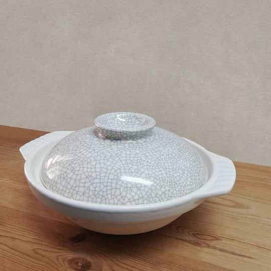 Donabe Japanese clay pot with lid, elegant design ideal for soups and stews, perfect for DIY cooking in Asian cuisine.