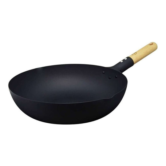 Takumi Premium Magma Plate 24cm cast iron wok with wooden handle, made in Japan, showcasing quality and traditional craftsmanship.