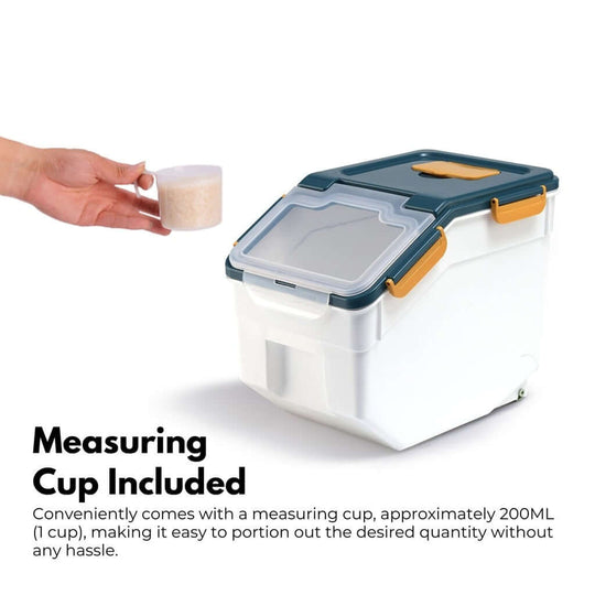 Gominimo airtight food storage container with a measuring cup, ideal for easy portioning and preserving food freshness.