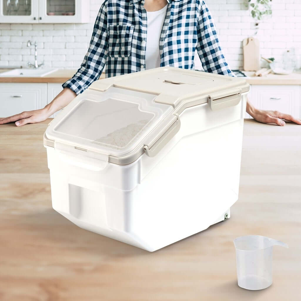 Gominimo airtight food storage container in beige, ideal for organizing rice grains in the kitchen, featuring a user-friendly locking mechanism.